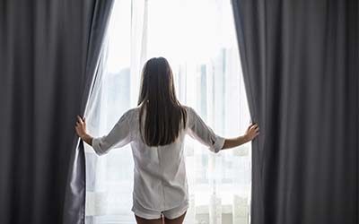 Elementos decorativos en tendencia 2021. Cortinas para dormitorios.