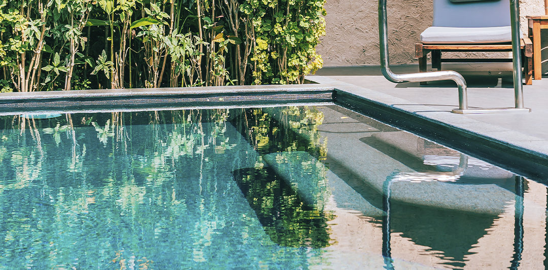 10 Consejos indispensables para tener el agua de tu piscina impecable